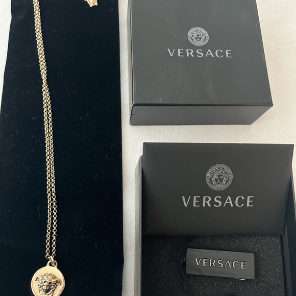 Versace medusa gold coin pendant necklace excellent condition - Picture 8 of 13